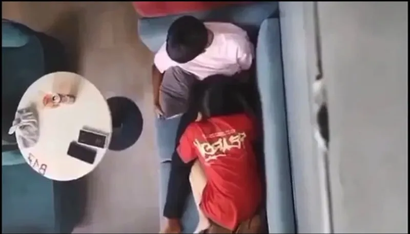 Quay lén em gái bú mút cho tình nhân nơi công cộng